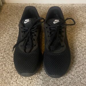 NIKE Women’s sleek black tennis shoe